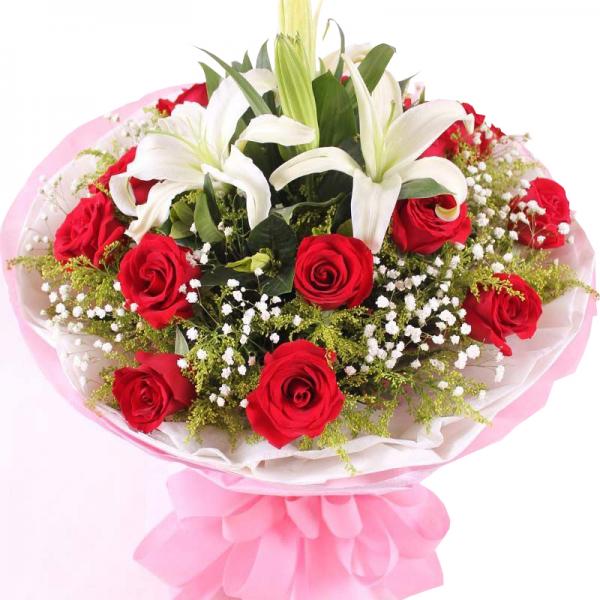 幸福相伴--15枝红玫瑰，2枝多头百合圆形花束